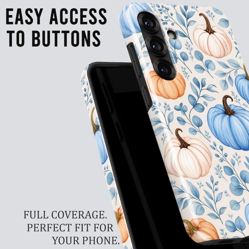 Puede incluir: Una funda de tel&eacute;fono con un patr&oacute;n de calabazas azul claro, naranja y blancas con hojas azules sobre un fondo crema. El texto "EASY ACCESS TO BUTTONS" y "FULL COVERAGE. PERFECT FIT FOR YOUR PHONE." es visible sobre el fondo gris claro.