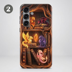 Puede incluir: Funda de tel&eacute;fono con un dise&ntilde;o de estanter&iacute;a de fantas&iacute;a, con dragones y libros. La funda tiene una textura de madera y presenta una ilustraci&oacute;n detallada de dragones en oro, rojo, morado y rosa. Se ven libros con t&iacute;tulos como "Draconis Historia".