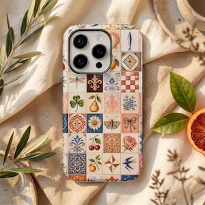 Puede incluir: Funda de teléfono estampada con un diseño de mosaico con varias ilustraciones. El diseño incluye una libélula, un trébol de cuatro hojas, una pera, una margarita, una mariposa, un lazo, cerezas, una rosa y una golondrina.