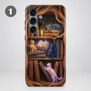Puede incluir: Funda de tel&eacute;fono con una ilustraci&oacute;n fant&aacute;stica de una estanter&iacute;a con gatos. El dise&ntilde;o incluye un gato negro, un gato gris, un gato naranja, un gato azul y un gato blanco. Se ven libros con t&iacute;tulos como "Cats & Mage Tower" y "Draconis Historia".