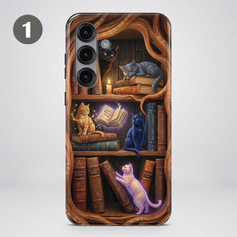 Puede incluir: Funda de tel&eacute;fono con una ilustraci&oacute;n fant&aacute;stica de una estanter&iacute;a con gatos. El dise&ntilde;o incluye un gato negro, un gato gris, un gato naranja, un gato azul y un gato blanco. Se ven libros con t&iacute;tulos como "Cats & Mage Tower" y "Draconis Historia".