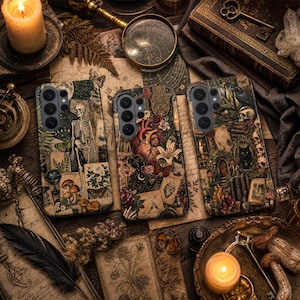 Könnte beinhalten: Drei rechteckige Smartphone-Hüllen mit dunklen, detaillierten botanischen und anatomischen Illustrationen. Die Designs zeigen Skelette, menschliche Herzen, Totenköpfe, Schmetterlinge, Pilze und Seiten aus alten Büchern in gedeckten Erdtönen.