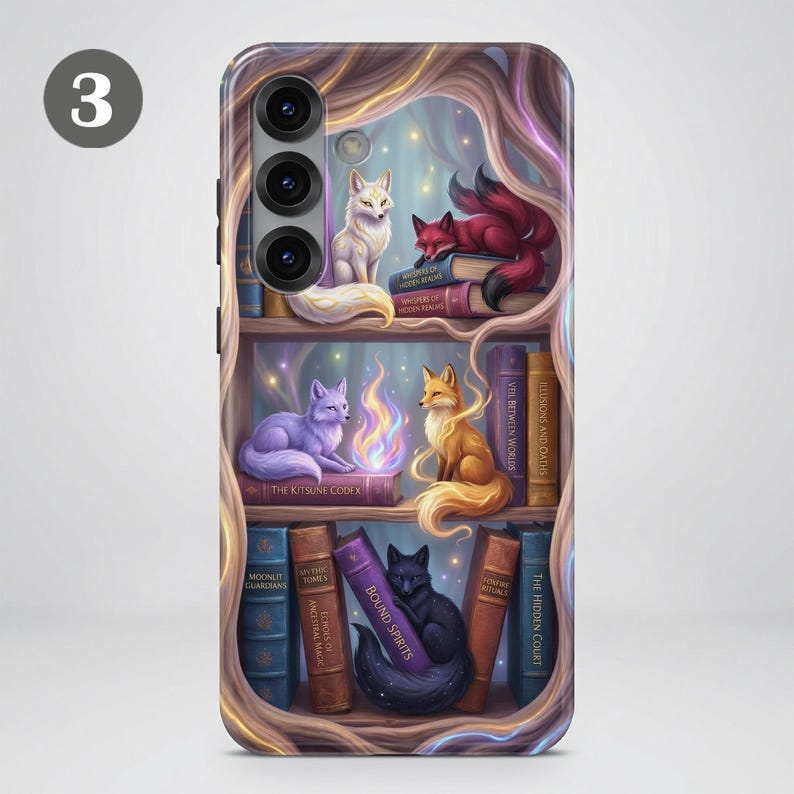 Puede incluir: Funda de tel&eacute;fono con una ilustraci&oacute;n de fantas&iacute;a de zorros en estanter&iacute;as. El dise&ntilde;o incluye un zorro blanco, un zorro rojo, un zorro morado y un zorro naranja. Las estanter&iacute;as est&aacute;n llenas de libros.