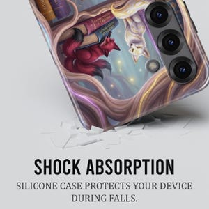Puede incluir: Una funda de tel&eacute;fono con un dise&ntilde;o de fantas&iacute;a. Presenta un zorro rojo, un zorro blanco y libros con el texto "Whispers of Hidden Realms". La funda tambi&eacute;n tiene el texto "Shock Absorption" y "Silicone case protects your device during falls."