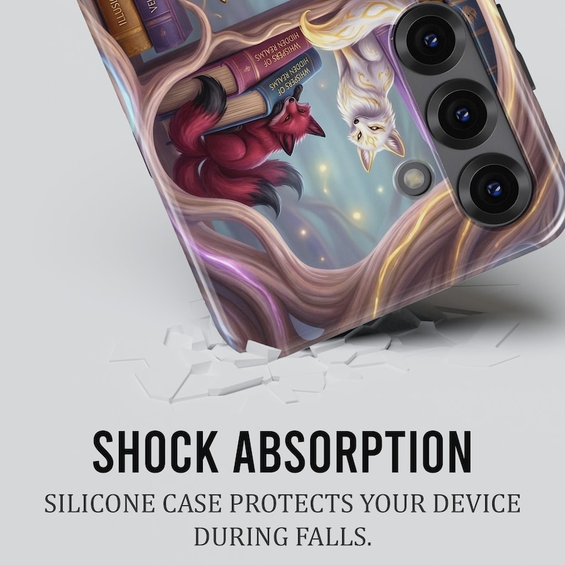 Puede incluir: Una funda de tel&eacute;fono con un dise&ntilde;o de fantas&iacute;a. Presenta un zorro rojo, un zorro blanco y libros con el texto "Whispers of Hidden Realms". La funda tambi&eacute;n tiene el texto "Shock Absorption" y "Silicone case protects your device during falls."