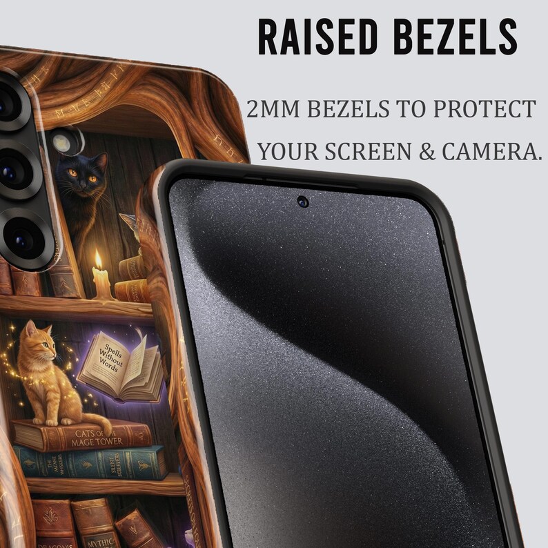 Puede incluir: Una funda de tel&eacute;fono con un dise&ntilde;o de fantas&iacute;a que presenta una estanter&iacute;a con gatos, libros y velas. La funda tiene biseles elevados para proteger la pantalla y la c&aacute;mara. El texto en la funda dice "RAISED BEZELS" y "2MM BEZELS TO PROTECT YOUR SCREEN & CAMERA."
