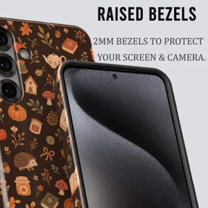 Puede incluir: Una funda de smartphone marr&oacute;n oscuro con un patr&oacute;n repetitivo de calabazas naranjas, setas, erizos, libros y teteras. El texto dice RAISED BEZELS 2MM BEZELS TO PROTECT YOUR SCREEN & CAMERA. La funda tiene un borde negro alrededor de la pantalla.