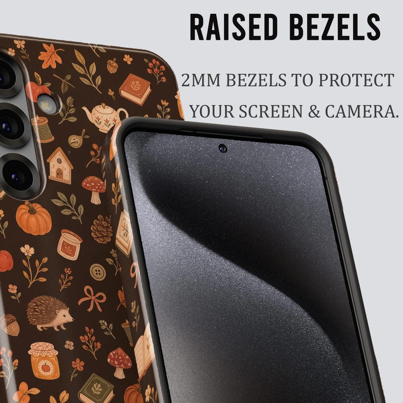 Puede incluir: Una funda de smartphone marr&oacute;n oscuro con un patr&oacute;n repetitivo de calabazas naranjas, setas, erizos, libros y teteras. El texto dice RAISED BEZELS 2MM BEZELS TO PROTECT YOUR SCREEN & CAMERA. La funda tiene un borde negro alrededor de la pantalla.