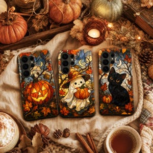 Peut inclure: Trois coques de smartphone rectangulaires arborant des motifs de style vitrail. La coque de gauche montre une citrouille d'Halloween, celle du centre un fantôme avec un chapeau de sorcière, et celle de droite un chat noir.