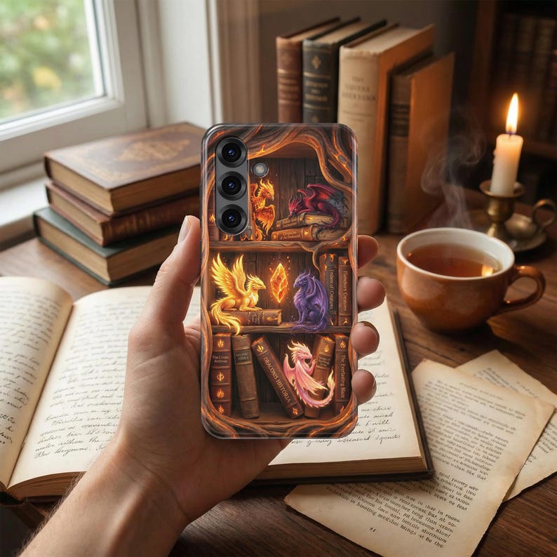 Puede incluir: Una funda de tel&eacute;fono con un dise&ntilde;o de estanter&iacute;a de fantas&iacute;a. Presenta una ilustraci&oacute;n detallada de una biblioteca llena de dragones, con una paleta de colores c&aacute;lidos. Se ven varios dragones y libros coloridos.