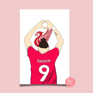 Può includere: Una stampa digitale di un calciatore che indossa una maglia rossa con il numero 9 e il nome "DARWIN" sul retro. Il calciatore sta formando un cuore con le mani, e lo stemma del Liverpool è visibile dietro di lui.