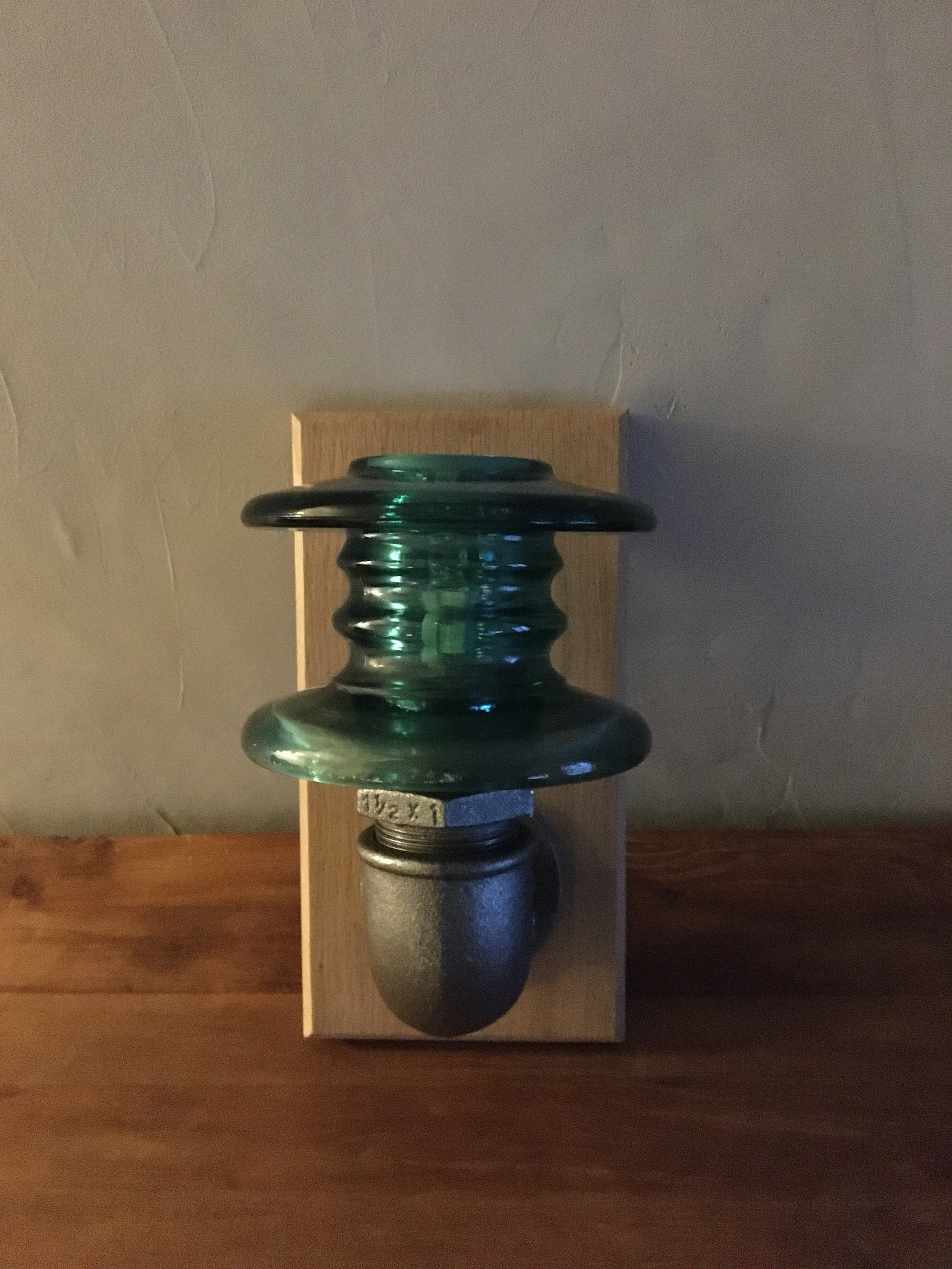 Applique Réalisée à Partir de Coudes Plomberie en Fonte et d'un Ancien Isolateur Électrique Des Anné