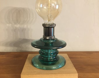 lampe a poser isolateur en verre socle en chêne massif .