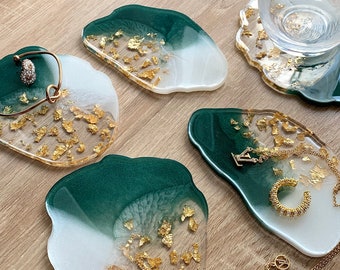 Coaster set in emerald green white gold - modern coasters - gift idea - decoration - bestseller kitchen - resin art - elegant decoration
