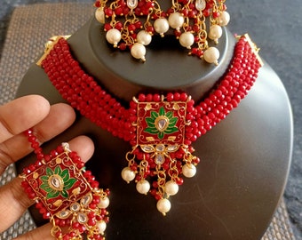 Collier ras du cou en perles de cristal de créateur Meenakari Boucles d'oreilles Chandbali avec bijoux Tikka pour mariages indiens pakistanais Bijoux de mariée