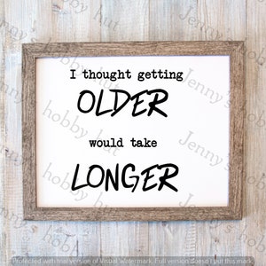 Puede incluir: Una impresión enmarcada con fondo blanco y texto negro que dice "Pensé que hacerse MAYOR tardaría MÁS TIEMPO".