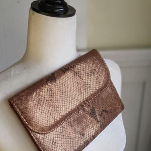 Cartera de mano vintage de piel italiana Y2K, cartera de mano dorada con textura de piel de serpiente