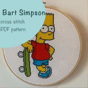 Puede incluir: Patrón de punto de cruz de Bart Simpson de Los Simpson, sosteniendo una patineta. El patrón está terminado y enmarcado en un aro de madera.