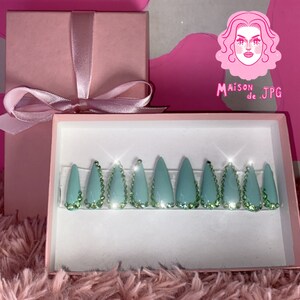 Light Perimeter Stoned Press on Nails