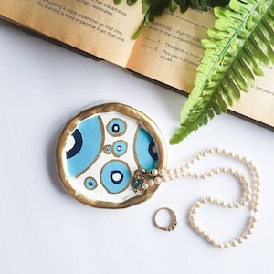 Piatto ad anello malocchio fatto a mano - piatto di gingillo - piatto di Hamsa di argilla / decorazioni streghe, regalo spirituale, malocchio greco / regali simbolici