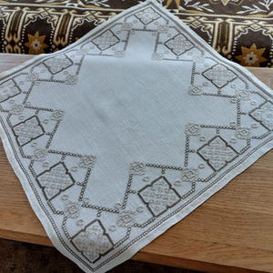70s 80s Scandinavian Hand embroidered linen mini tablecloth, linen table mat , Living room decor, vintage decor (E1)