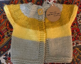 Handgemachte gestrickte Baby Pullover