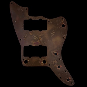 Op de afbeelding: Een bruine metalen gitaar pickguard met twee pickup holtes en een verweerde afwerking.