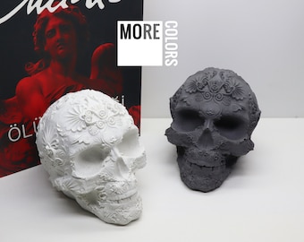 Decorative Skull Figurine – Modern Gothic Home Decor – Artistic Shelf Accent