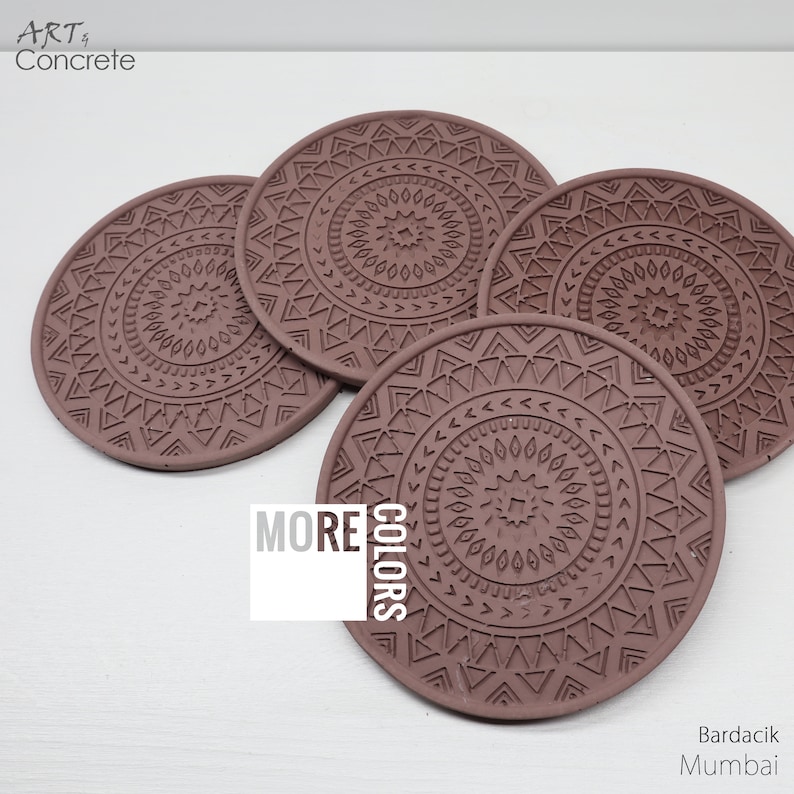 Puede incluir: Cuatro posavasos de hormig&oacute;n marr&oacute;n con un patr&oacute;n geom&eacute;trico. Los posavasos tienen un dise&ntilde;o de mandala con un patr&oacute;n en relieve. Los posavasos est&aacute;n dispuestos en c&iacute;rculo.