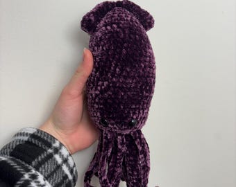 Peluche de calamar gigante tejido a crochet