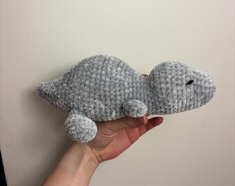 Dinosaurio de peluche dormido tejido a crochet