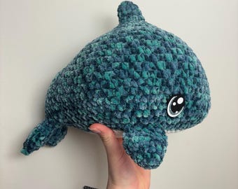 Ballena gigante de peluche tejida a crochet