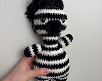 Cebra de peluche de pie tejida a crochet