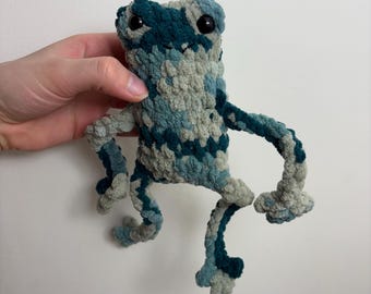 Rana de peluche con patas de crochet