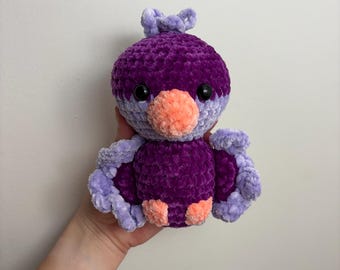 Pájaro morado de peluche tejido a crochet