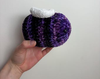 Peluche de abeja morado tejido a crochet