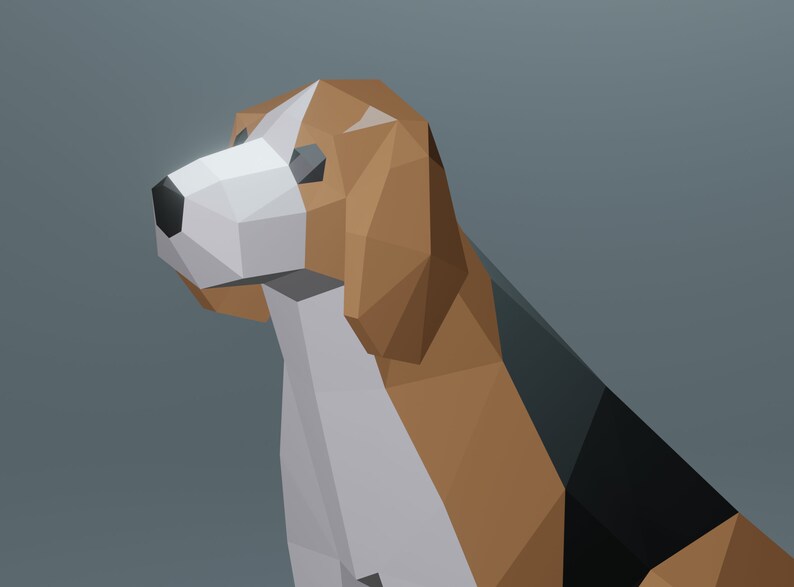 Op de afbeelding: Een low-poly illustratie van een beagle hond. De kop van de hond is naar links gedraaid en toont een geometrisch ontwerp met bruine, witte en zwarte secties. De achtergrond is effen grijs.