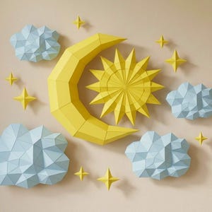 Puede incluir: Un conjunto de decoración mural caprichoso con una luna creciente amarilla, un sol, estrellas y nubes azul claro. Las formas geométricas crean una estética lúdica y moderna, ideal para una habitación infantil.