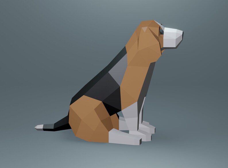 Op de afbeelding: Een low-poly illustratie van een beagle hond in een zittende positie. Het lichaam van de hond bestaat uit geometrische vormen in tinten bruin, zwart, grijs en wit. De achtergrond is een effen, gedempt grijs.