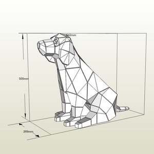 Op de afbeelding: Een geometrisch hondensculptuur in low-poly stijl. De zittende hond heeft afmetingen van 50 cm hoog, 64,2 cm lang en 26,9 cm breed. De sculptuur is wit met grijze schaduwen, wat lijkt op een papieren of digitaal model.