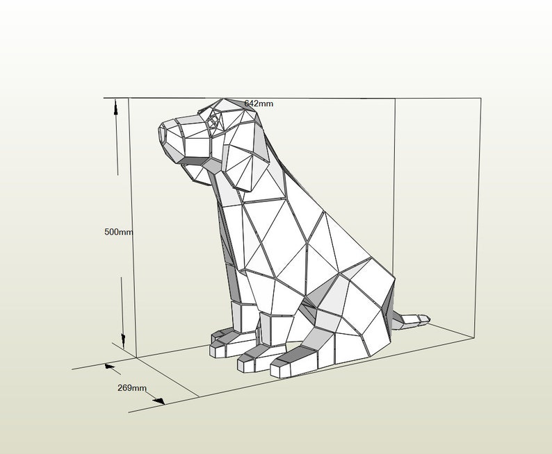 Op de afbeelding: Een geometrisch hondensculptuur in low-poly stijl. De zittende hond heeft afmetingen van 50 cm hoog, 64,2 cm lang en 26,9 cm breed. De sculptuur is wit met grijze schaduwen, wat lijkt op een papieren of digitaal model.