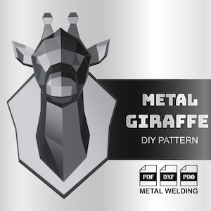 Peut inclure: Un patron de tête de girafe en métal argenté et noir à réaliser soi-même. Le patron est disponible aux formats PDF, DXF et PDO. Le texte "METAL GIRAFFE DIY PATTERN" et "METAL WELDING" est affiché sur l'image.