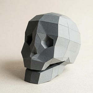 Peut inclure: Une sculpture géométrique en papier représentant un crâne, dans des tons de gris. Le crâne est constitué de plusieurs morceaux de papier triangulaires et polygonaux, créant un aspect facetté. La conception présente une représentation détaillée de la structure du crâne.