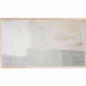 以下が含まれることがあります： 薄い青、灰色、ベージュのカラーパレットを使用した抽象画。絵画は明るい木製のフレームで額装されています。