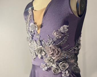 Traje de baile morado de acero personalizado, apliques plateados y cristales.