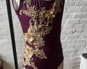 Maillot granate con apliques dorados y pedrería AB, talla juvenil 10/12