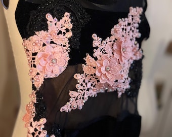 Traje de baile de terciopelo negro y malla.