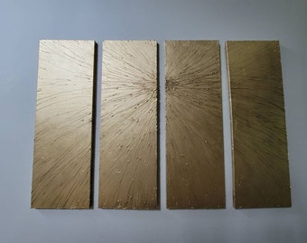 Könnte beinhalten: Vier goldfarbene Leinwandpaneele mit einem strukturierten, strahlenförmigen Muster. Die Paneele sind horizontal angeordnet und bilden ein modernes abstraktes Kunstwerk.