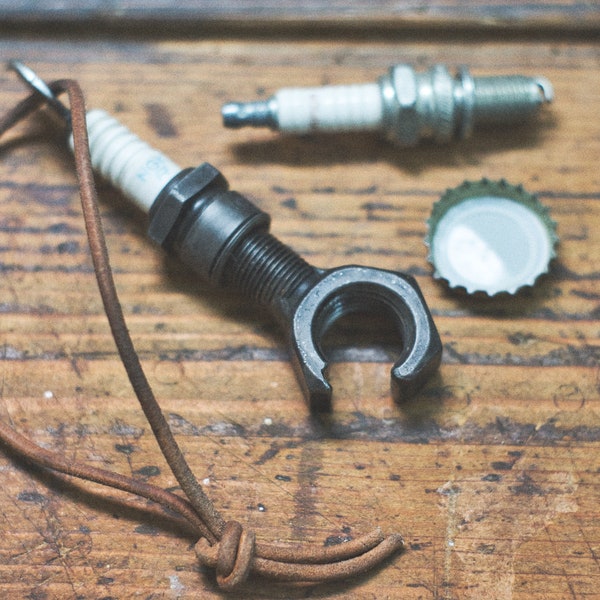 Flaschenöffner aus alter Zündkerze, Zündkerzenflaschenöffner, Bottle opener