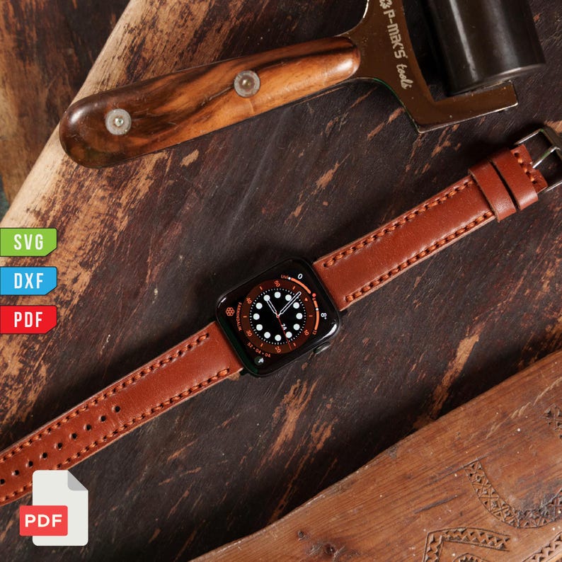 Pu&ograve; includere: Un cinturino per orologio in pelle marrone con quadrante nero. Il cinturino &egrave; mostrato su una superficie di legno con un attrezzo per la lavorazione della pelle e i testi "SVG", "DXF" e "PDF".